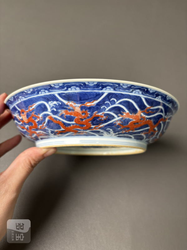 清乾隆 青花矾红海水九龙纹盘 - 图6